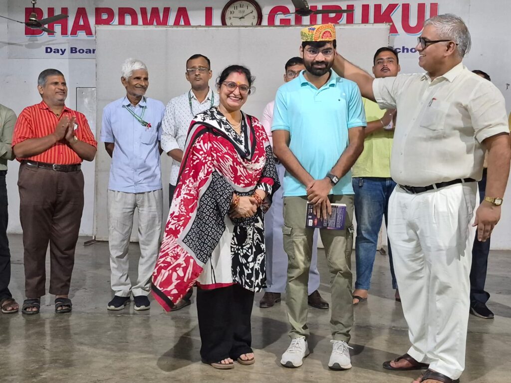 कृष्णा कुमार UPSC सफलता पर भारद्वाज गुरुकुल में सम्मान समारोह