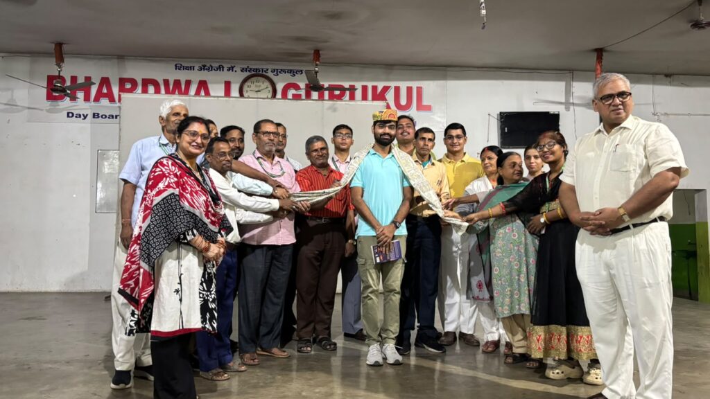 कृष्णा कुमार UPSC सफलता पर भारद्वाज गुरुकुल में सम्मान समारोह